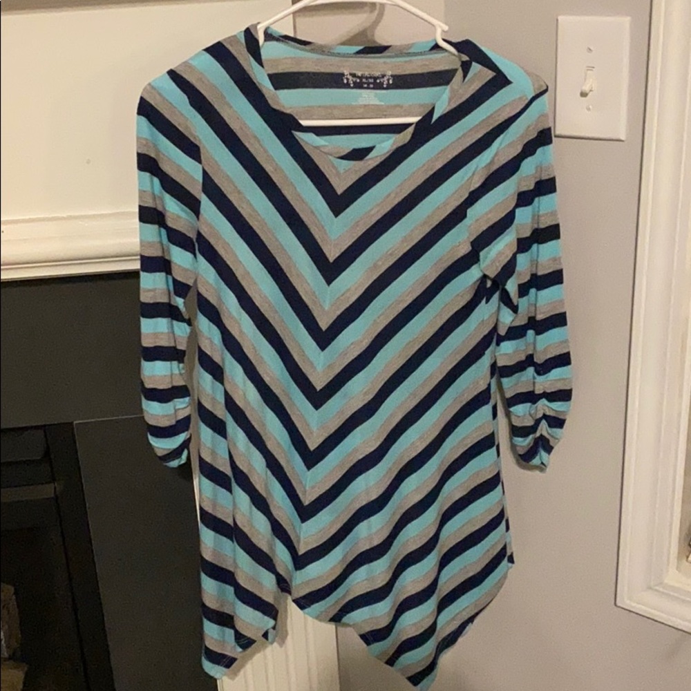 3/4 sleeve blue and grey shirt.